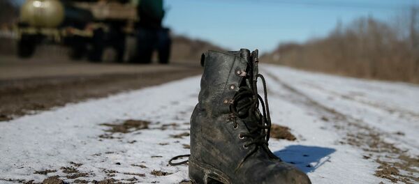 A military boot is seen at the road near Debaltseve, eastern Ukraine, February 17, 2015 - Sputnik International