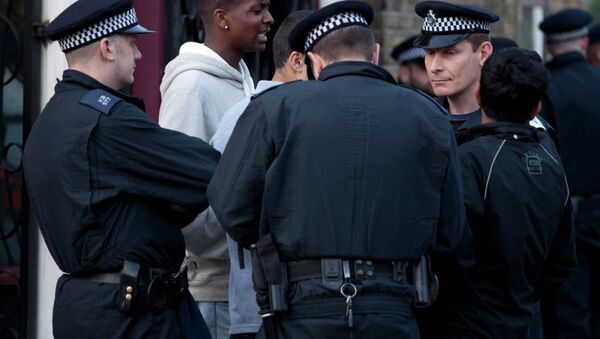 Police officers question men during a routine stop and search operation in Hackney, North London. - Sputnik International