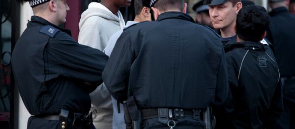 Police officers question men during a routine stop and search operation in Hackney, North London. Police officers question men during a routine stop and search operation in Hackney, North London. - Sputnik International