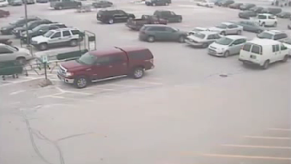 Parking Mayhem: 92-Year-Old Driver Hits 9 Cars at Shopping Center - Sputnik International