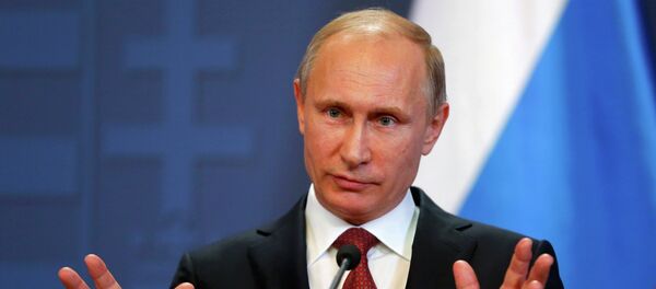 Russian President Vladimir Putin addresses during a joint news conference with Hungarian Prime Minister Viktor Orban in Budapest - Sputnik International