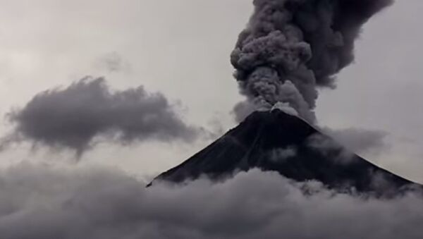The eruption of the Colima volcano in western Mexico on Feb. 16 was dramatically caught on video. - Sputnik International