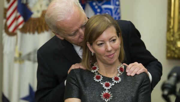 Vice President Joe Biden gets close to new Secretary of Defense Ashton Carter's wife Stephanie. - Sputnik International
