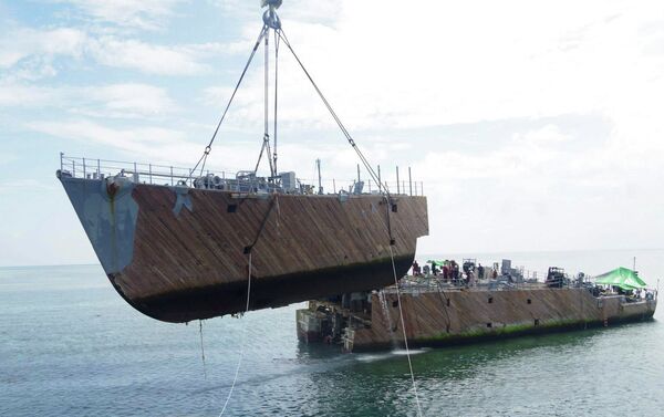 In this photo released by the Philippine Coast Guard in Manila, Wednesday, March 27, 2013, the bow of the USS Guardian, a US Navy minesweeper, is lifted by a crane during a continuing salvage operation off Tubbataha Reef, a World Heritage Site in the Sulu Sea, 640 kilometers (400 miles) southwest of Manila, Philippines, Tuesday March 26, 2013 - Sputnik International