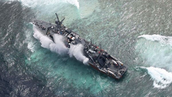 In this photo released by the Armed Forces of the Philippines Western Command (WESCOM), the USS Guardian is hit by a wave Saturday, Jan. 19, 2013 after running aground Thursday off Tubbataha Reef, a World Heritage Site in the Sulu Sea, 640 kilometers (400 miles) southwest of Manila, Philippines - Sputnik International