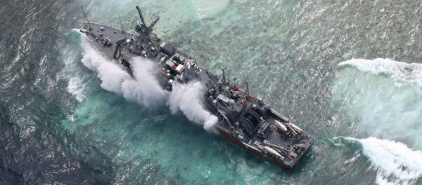 In this photo released by the Armed Forces of the Philippines Western Command (WESCOM), the USS Guardian is hit by a wave Saturday, Jan. 19, 2013 after running aground Thursday off Tubbataha Reef, a World Heritage Site in the Sulu Sea, 640 kilometers (400 miles) southwest of Manila, Philippines - Sputnik International