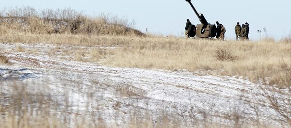 Ukrainian artillery is at a position outside of the village of Luhanske, some 20 kilometers (14 miles) north of Debaltseve, Ukraine, Tuesday, Feb. 17, 2015 - Sputnik International