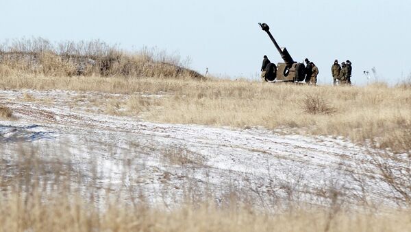 Ukrainian artillery is at a position outside of the village of Luhanske, some 20 kilometers (14 miles) north of Debaltseve, Ukraine, Tuesday, Feb. 17, 2015 - Sputnik International
