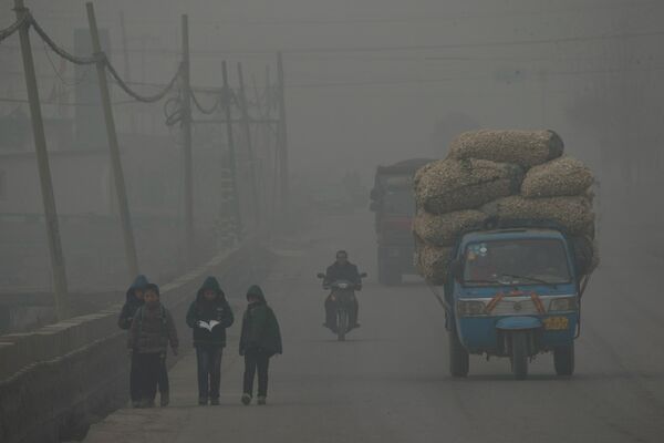 Hazy Sights of China Covered in Smog - Sputnik International