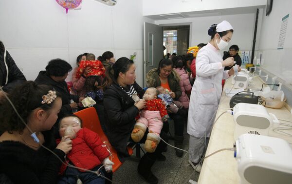 In this Jan. 14, 2013 photo released by China's Xinhua News Agency, patients help their children to respire atomized liquid medicine at Xiangyang No. 1 People's Hospital in Xiangyang, east China's Hubei Province - Sputnik International