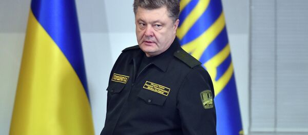 Ukrainian President Petro Poroshenko arrives for a live broadcast in Kiev to order the military to implement a ceasefire early on February 15, 2015 - Sputnik International