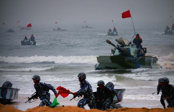 Amphibious tanks and Marine Corps soldiers rush to the beachhead in an amphibious landing drill during the third phase of the Sino-Russian joint military exercise, held in China's Shandong Peninsula (File) - Sputnik International