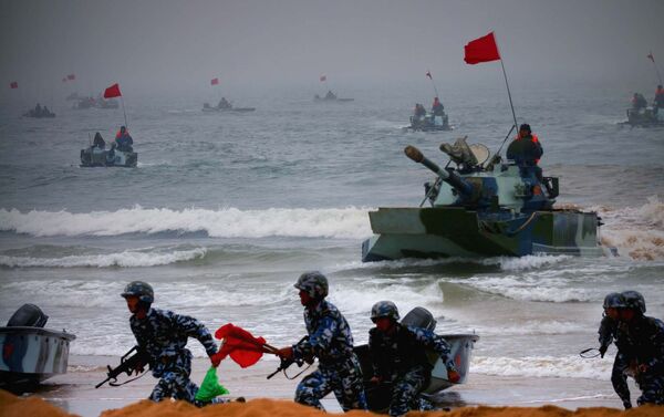 Amphibious tanks and Marine Corps soldiers rush to the beachhead in an amphibious landing drill during the third phase of the Sino-Russian Peace Mission 2005 joint military exercise, held in China's Shandong Peninsula on Wednesday, Aug. 24, 2005 - Sputnik International
