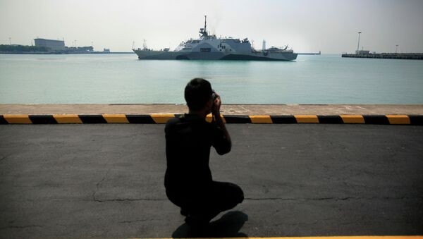 A man photographs US Navy ship USS Freedom (LCS 1) as it berths at the Changi Naval Base on Thursday April 18, 2013 in Singapore - Sputnik International