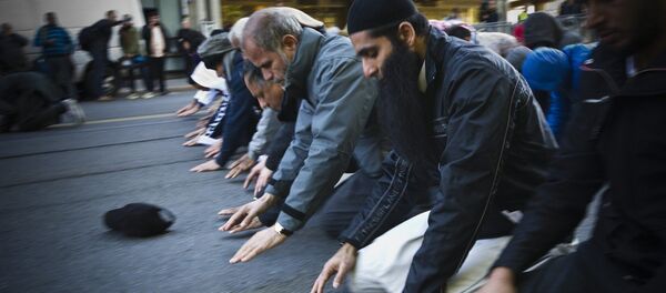 Oslo, Norway: Muslim men pray - Sputnik International