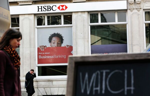 Pedestrians walk past a branch of HSBC bank in London Pedestrians walk past a branch of HSBC bank in London - Sputnik International