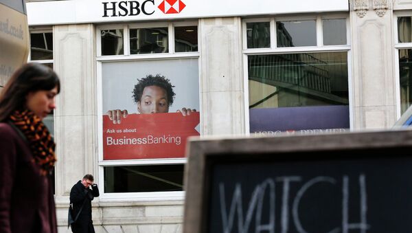 Pedestrians walk past a branch of HSBC bank in London - Sputnik International