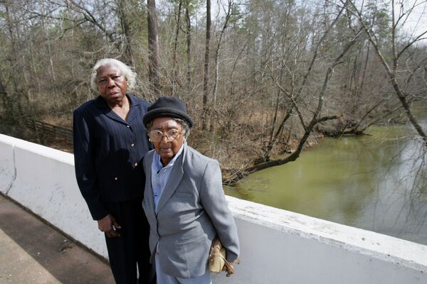 Rosa Ingram, right, Roger Malcom's aunt, and Annie Smith, left, a cousin of the George Dorsey's, pose on the new Moore's Ford bridge. Rosa Ingram, right, Roger Malcom's aunt, and Annie Smith, left, a cousin of the George Dorsey's, pose on the new Moore's Ford bridge. - Sputnik International