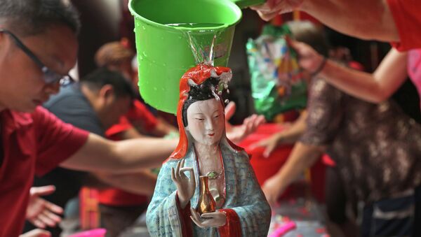 A Chinese god statue is cleaned by an Indonesian of Chinese descent in preparation for the Lunar New Year celebration at a temple in the China Town in Jakarta, Indonesia - Sputnik International
