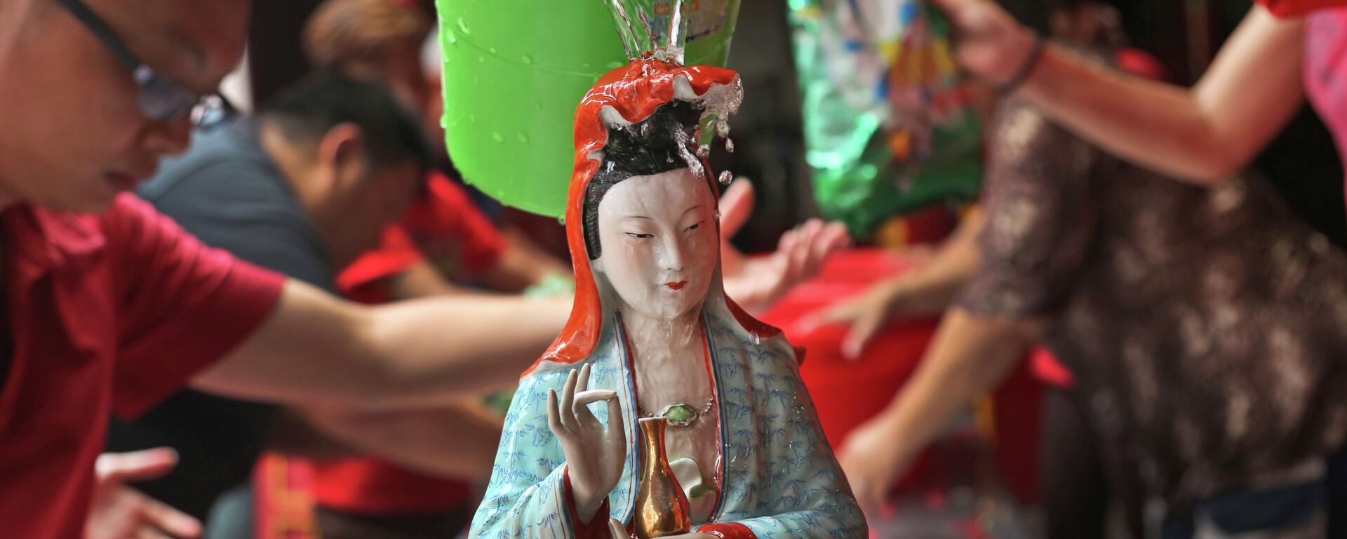 A Chinese god statue is cleaned by an Indonesian of Chinese descent in preparation for the Lunar New Year celebration at a temple in the China Town in Jakarta, Indonesia - Sputnik International, 1920, 05.11.2024