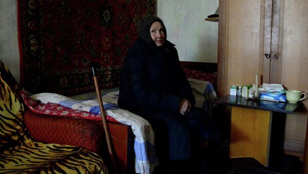 An old resident of Donetsk in an apartment - Sputnik International
