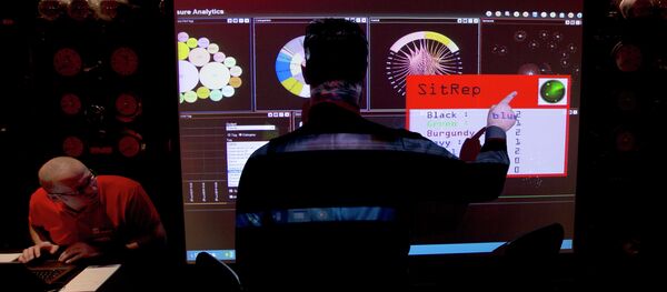 A representative of GCHQ points to a screen - Sputnik International