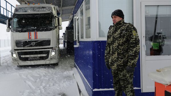 Ukrainian border control officers near a truck of Russia's eighth humanitarian convoy carrying aid for Donbas residents, at the Matveyev Kurgan checkpoint - Sputnik International