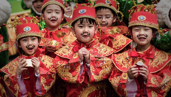 Children wearing traditional costumes pose during preparations for Chinese lunar new year celebrations in Hong Kong - Sputnik International