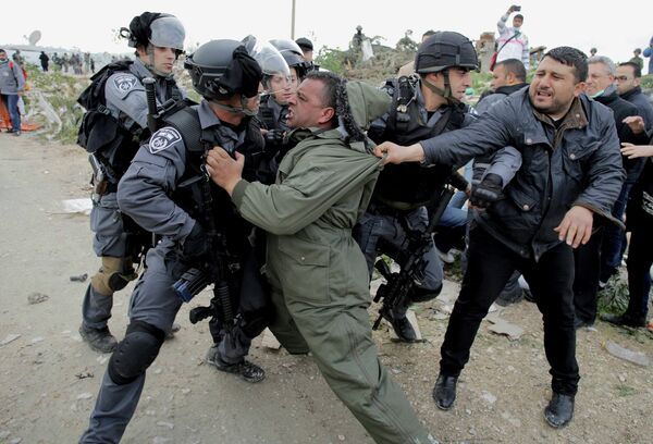 A Palestinian man scuffles with Israeli border policemen as they clear a protest on land that Palestinians said was confiscated by Israel for Jewish settlements, near the West Bank town of Abu Dis near Jerusalem, A Palestinian man scuffles with Israeli border policemen as they clear a protest on land that Palestinians said was confiscated by Israel for Jewish settlements, near the West Bank town of Abu Dis near Jerusalem, - Sputnik International