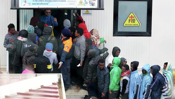 Migrants stand in front of the infirmary at the immigration center on the southern Italian island of Lampedusa February 19, 2015. - Sputnik International