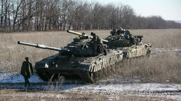 Tank crews of the separatist self-proclaimed Donetsk People's Republic Army stand on top of their tanks at a checkpoint on the road from the town of Vuhlehirsk to Debaltseve - Sputnik International