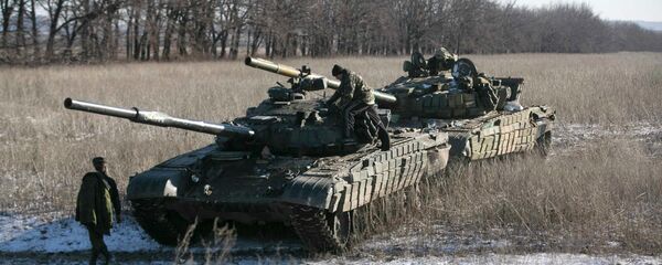 Tank crews of the separatist self-proclaimed Donetsk People's Republic Army stand on top of their tanks at a checkpoint on the road from the town of Vuhlehirsk to Debaltseve - Sputnik International