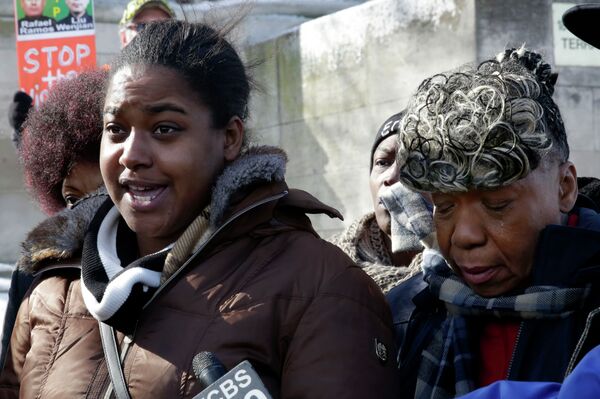 Erica Garner, left, daughter of chokehold death victim Eric Garner, and his mother Gwen Carr, talk to the press after attending a court hearing, in the Staten Island borough of New York, Thursday, Feb. 5, 2015.  - Sputnik International