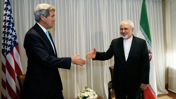 US Secretary of State John Kerry, left, shakes hands with Iranian Foreign Minister Mohammad Javad Zarif - Sputnik International