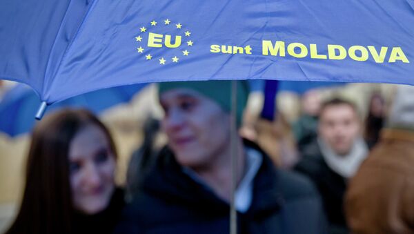 Moldovan students hold an umbrella that uses the European Union symbol to form the sentence I am Moldova - Sputnik International