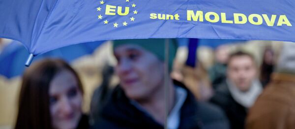 Moldovan students hold an umbrella that uses the European Union symbol to form the sentence I am Moldova Moldovan students hold an umbrella that uses the European Union symbol to form the sentence I am Moldova - Sputnik International