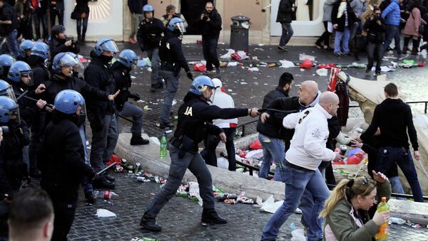 A policeman confronts Feyenoord fans - Sputnik International