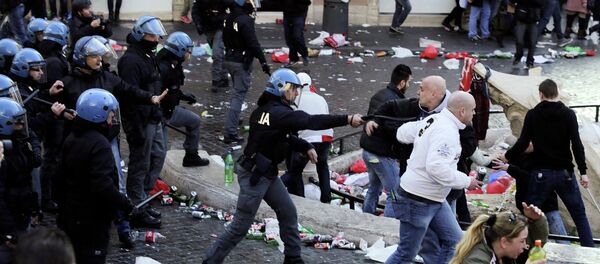 A policeman confronts Feyenoord fans A policeman confronts Feyenoord fans - Sputnik International