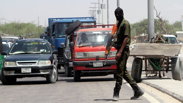 A member of Somali security forces patrols the streets in the capital Mogadishu - Sputnik International