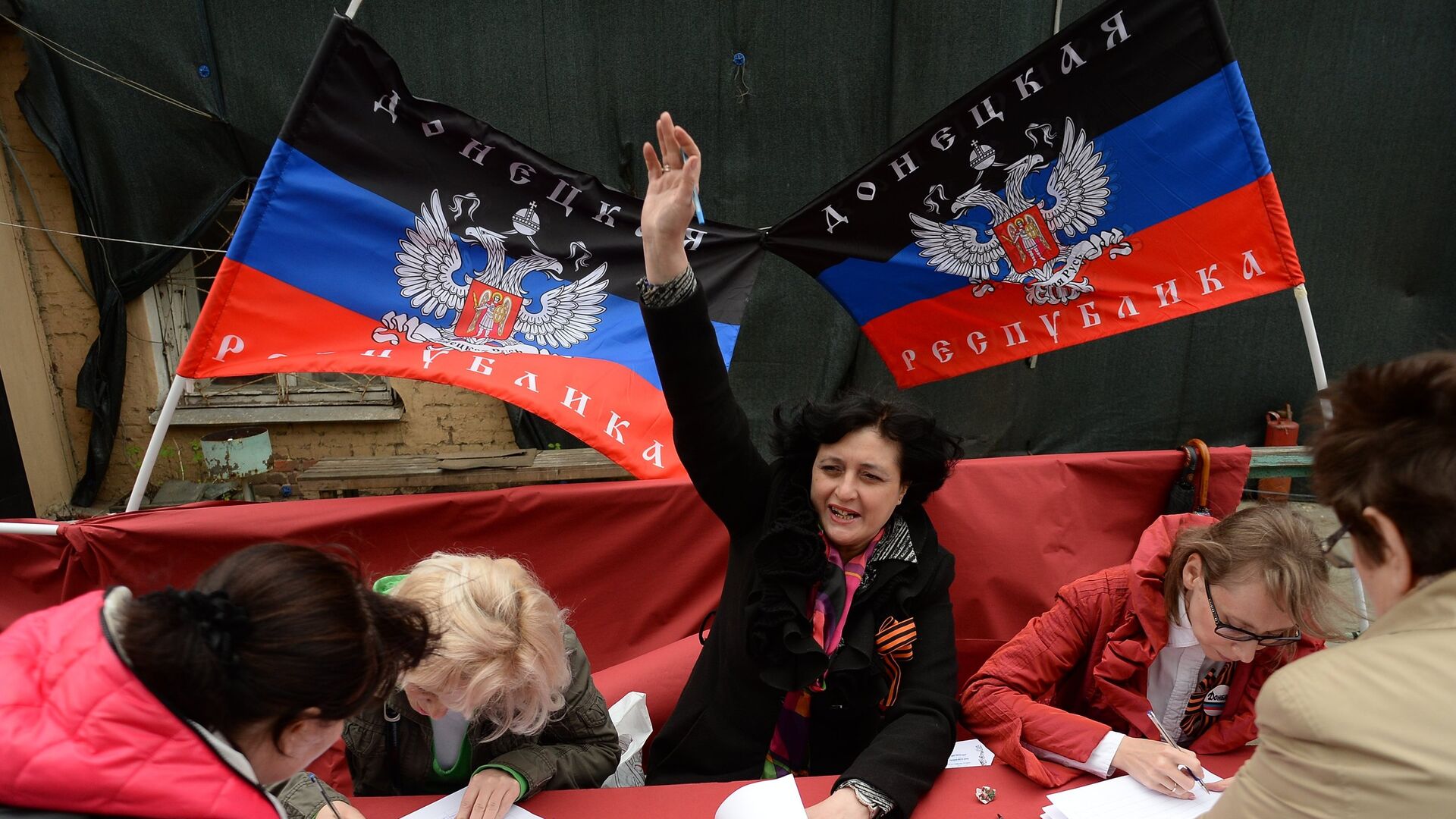 Donbass residents vote in the referendum on the status of the self-proclaimed Donetsk People's Republic at a polling station in Moscow - Sputnik International, 1920, 11.04.2022