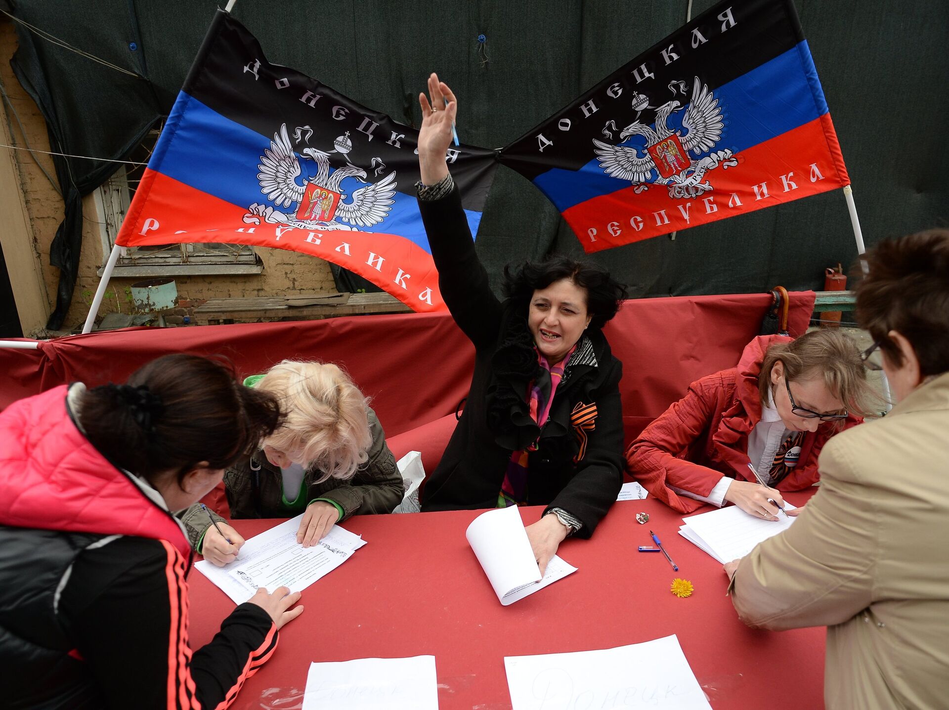Donbass residents vote in the referendum on the status of the self-proclaimed Donetsk People's Republic at a polling station in Moscow - Sputnik International, 1920, 04.10.2022