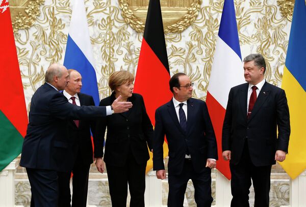Belarus’ President Alexander Lukashenko, Russian President Vladimir Putin, German Chancellor Angela Merkel, France's President Francois Hollande and Ukrainian President Petro Poroshenko (L-R) pose for a family photo at the presidential residence in Minsk - Sputnik International