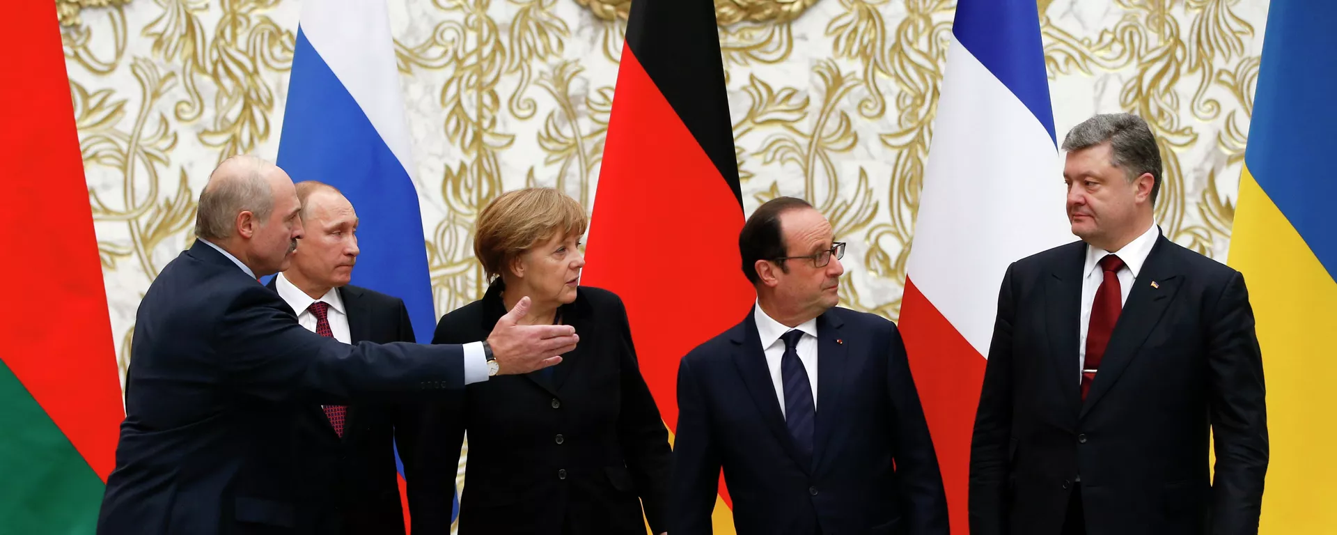 Belarus’ President Alexander Lukashenko, Russian President Vladimir Putin, German Chancellor Angela Merkel, France's President Francois Hollande and Ukrainian President Petro Poroshenko (L-R) pose for a family photo at the presidential residence in Minsk - Sputnik International, 1920, 11.04.2022