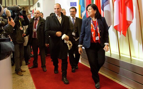 Greek Finance Minister Yanis Varoufakis, center, arrives for a meeting of eurogroup finance ministers in Brussels on Friday, Feb. 20, 2015. Greek Finance Minister Yanis Varoufakis, center, arrives for a meeting of eurogroup finance ministers in Brussels on Friday, Feb. 20, 2015. - Sputnik International