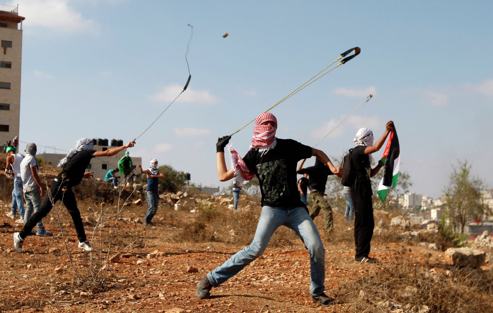 Palestinians throw stones during clashes with Israeli soldiers on the 13th anniversary of the second Palestinian Intifada. - Sputnik International, 1920, 30.10.2023