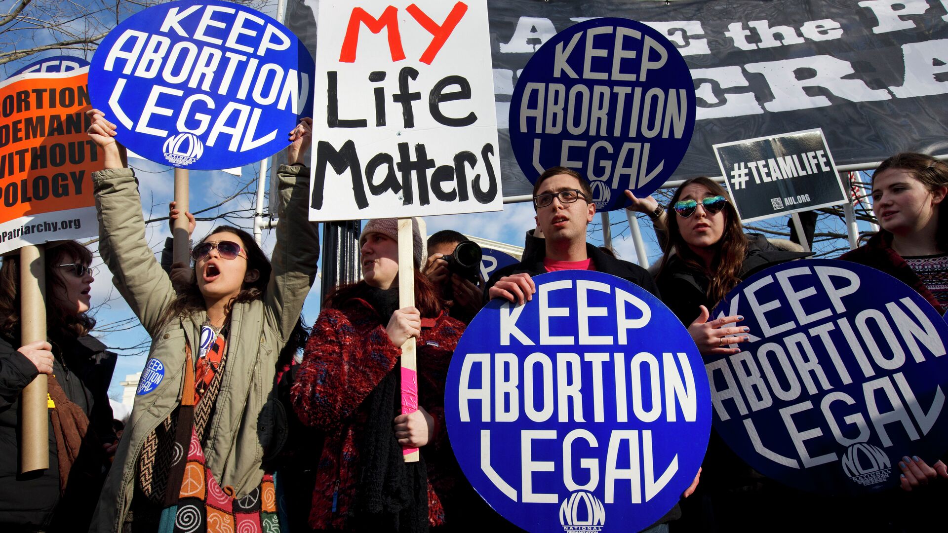 Abortion rights advocates hold signs while anti-abortion demonstrators walk by during the annual March for Life in Washington, DC. - Sputnik International, 1920, 30.03.2022