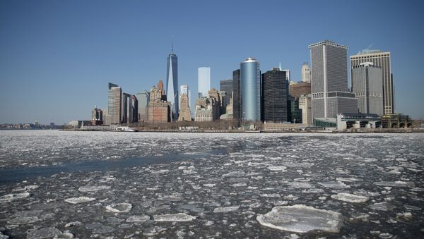 Ice flows pass through New York Harbor. - Sputnik International