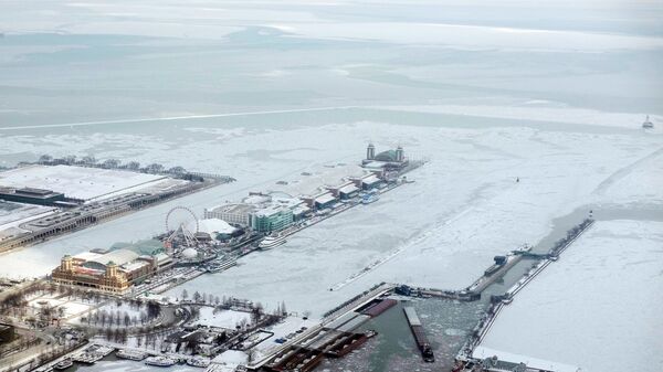 Snow coats Navy Pier surrounded by ice-covered Lake Michigan in Chicago. - Sputnik International