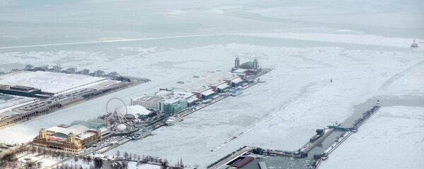 Snow coats Navy Pier surrounded by ice-covered Lake Michigan in Chicago. - Sputnik International