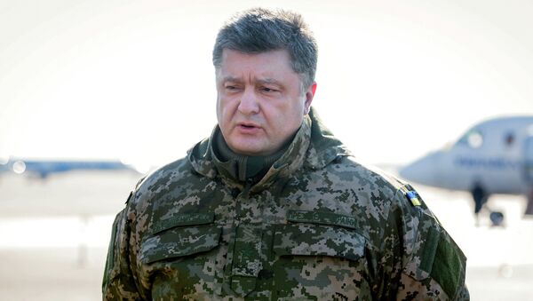 Ukrainian President Petro Poroshenko makes a press statement before his flight to the military operation area - Sputnik International